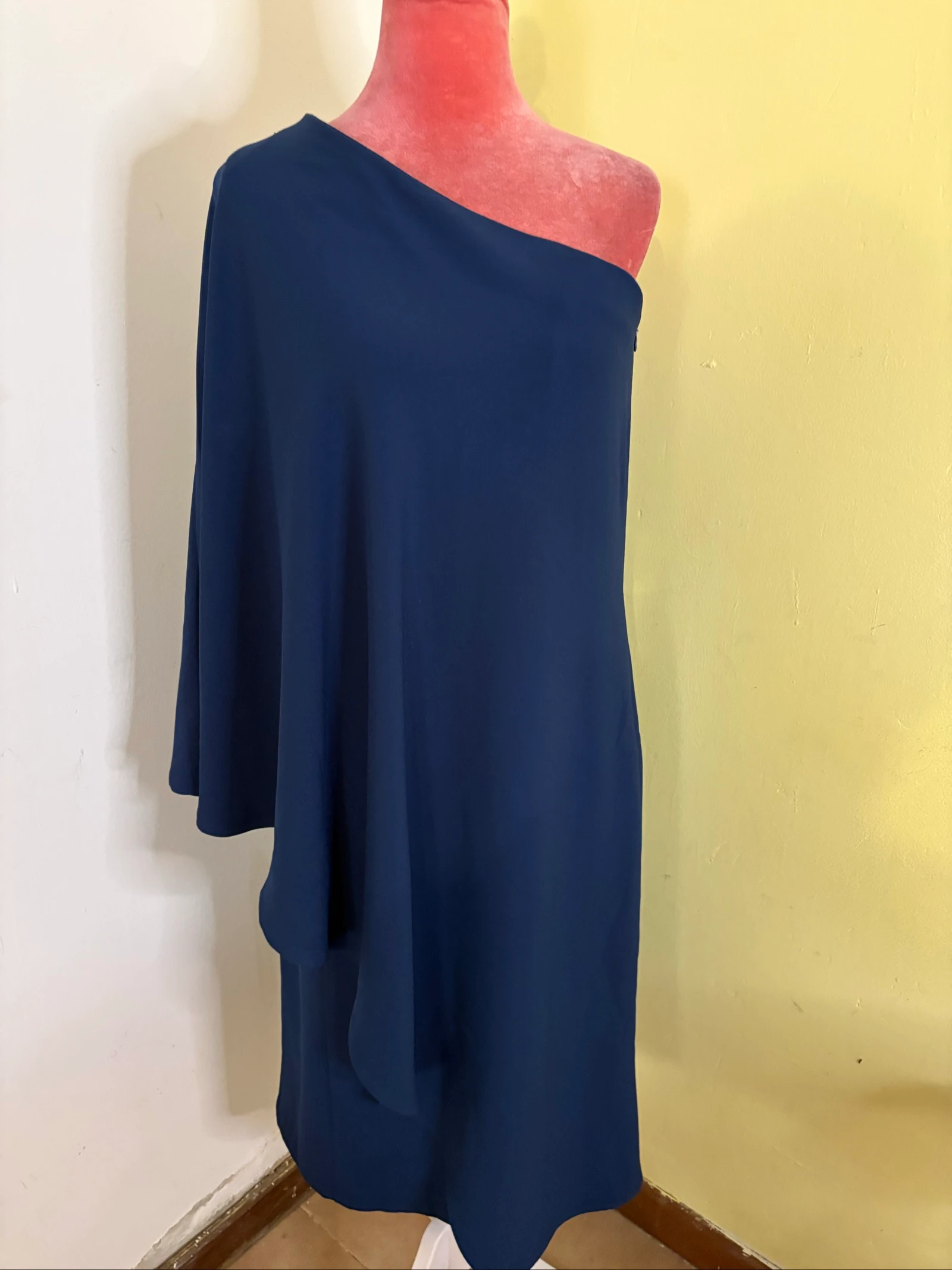 Vestido Midi Azul Marinho Um Ombro Só com Manga Capa Assimétrica 